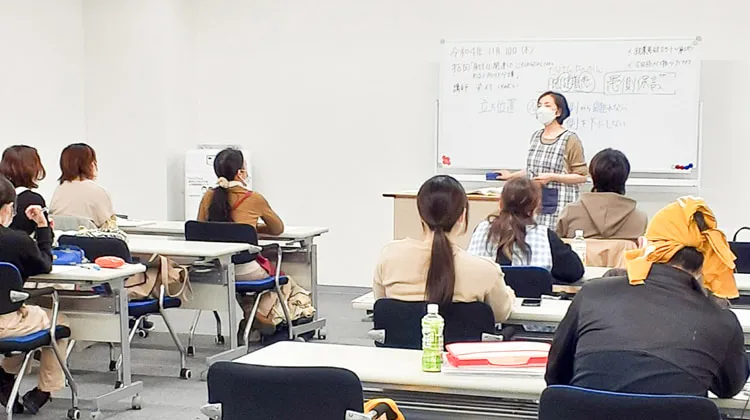 福岡天神校の座学の様子