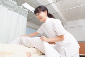 夜勤をする女性介護職員