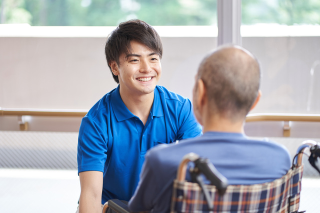 介護施設で働く介護士