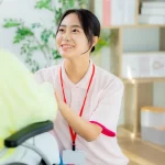 無資格からの介護職。できる仕事内容と費用負担なしでのキャリアアップ方法