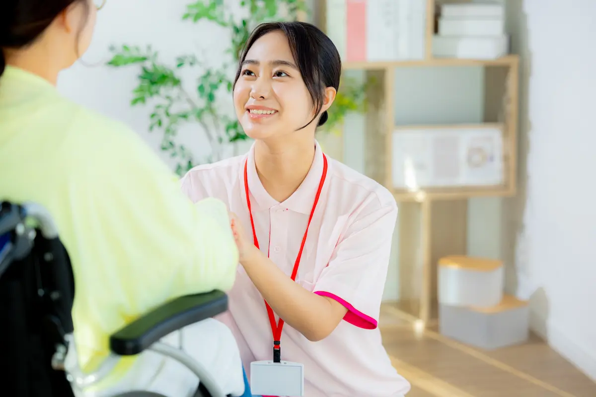 無資格からの介護職。できる仕事内容と費用負担なしでのキャリアアップ方法