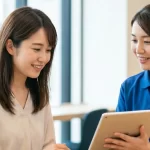 実務者研修の費用について説明するスクールスタッフ