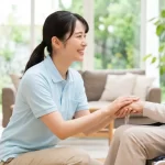 女性の介護士の服装